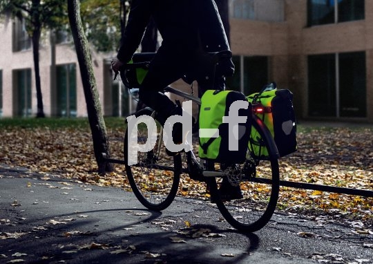 Die recht großen Seitenflächen von Fahrradpacktaschen können mit Farbe und Reflexionsfähigkeit einiges zur Sicherheit beim Radfahren beitragen.
