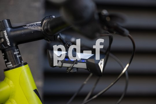 Eine neue Halterung ermöglicht es, Akku-Scheinwerfer von Busch & Müller unter dem Lenker zu befestigen. Akkuscheinwerfer an Fahrradlenker