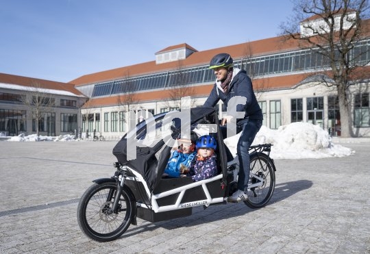 Ersetzt so manches Auto: ein vollgefedertes Lastenrad mit elektrischer Antriebsunterstützung. Hier ein Modell der Serie "Load" des Darmstädter Herstellers Riese und Müller; ausgestattet mit einem Bosch-Mittelmotor und Zusatzkomponenten zum Kindertransport.