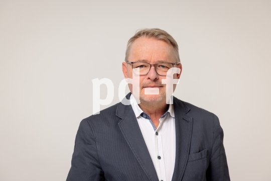 Porträt von Reiner Kolberg, Pressesprecher des Zweirad-Industrie-Verbands in einem Anzug.