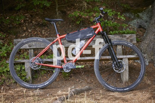 Fahrrad vor Waldbank.