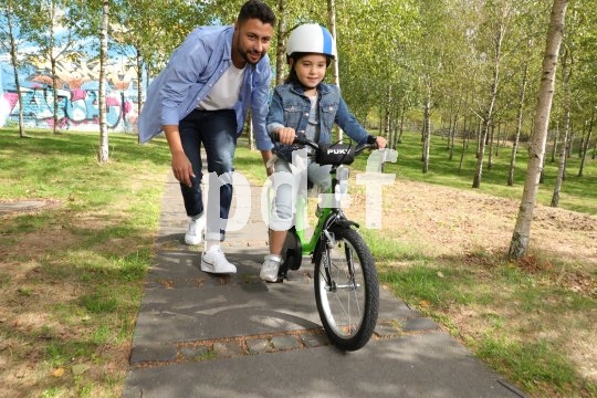 Wenn die ersten eigenständigen Kurbelumdrehungen klappen ist es an der Zeit, auf Strecke zu gehen. Auf Kurzstrecke, versteht sich. Und erstmal eng begleitet.