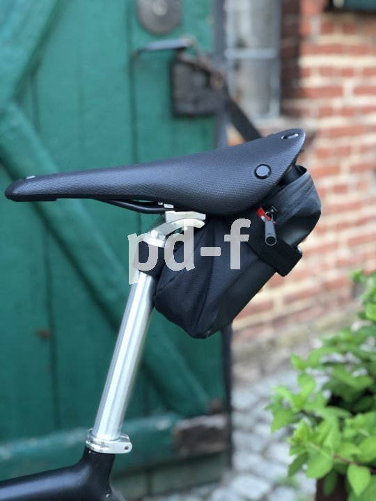 Eine pfiffige Radfahrer-Handtasche namens "Komplize" kommt von Accessoire-Spezialist Fahrer Berlin. Sie lässt sich am Lenker, Sattel oder Rahmenrohr befestigen, aber auch am Gürtel oder über der Schulter tragen. Material: recycelte Planen und Polyester aus recycelten PET-Flaschen.