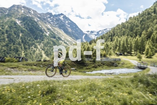 Wenn der Untergrund im Gebirge mal nicht soviel Konzentration erfordert, ist meist auch ausreichend Luft, um die grandiose Umgebung zu bewundern.