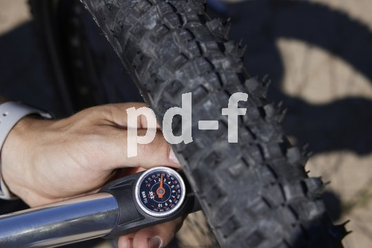 Die Bildunterschrift wird in Bälde eingefügt. Sie können uns aber gern auch per E-Mail oder Telefon kontaktieren, wir helfen gerne weiter. Eine Fahrradpumpe mit Manometer an einem Fahrradreifen. Der Zeiger der Skala steht zwischen zwei und drei Bar.