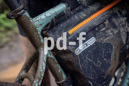 Verschmutztes Fahrrad mit Rahmentasche