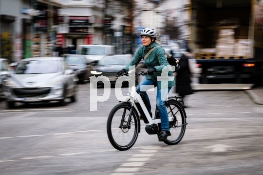 Ein Stadt- und Touren-Pedelec mit tiefem Durchstieg und klarem Design ist das "Nevo GT" von Hersteller Riese und Müller. Es ist mit einem Bosch-Mittelmotor ausgerüstet und in verschiedenen Ausstattungsvarianten zu bekommen.