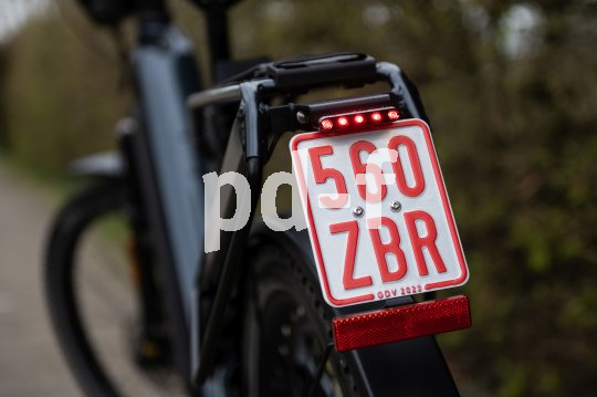 Ein rotes Versicherungskennzeichen am Gepäckträger eines S-Pedelecs.