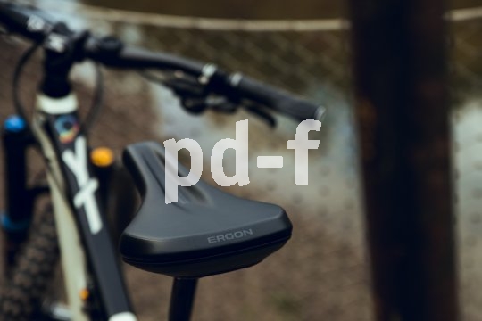 Dieser Sattel besteht aus mehreren Lagen. Eine davon übernimmt die Dämpfung, ähnlich wie bei einer Laufschuhsohle.