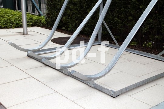 Die unten gebogenen Schienen geben dem Fahrrad festen Halt und ermöglichen ein einfaches Einschieben.