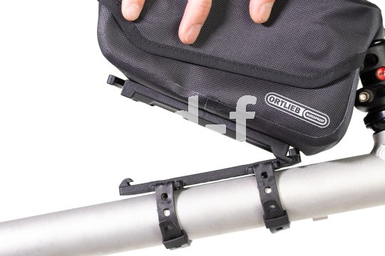 Freisteller einer Oberrohrtasche, die gerade aus der Befestigung gelöst wird.