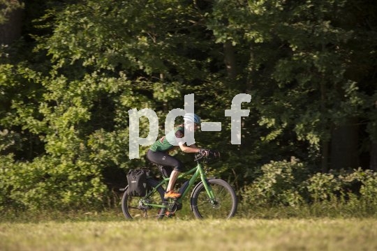 Der süddeutsche Hersteller Velotraum bietet Fahrräder an, die sich stark individuell konfigurieren lassen. Dazu gehört auch der Reiserenner "Speedster SP2E", ein Reise-Pedelec mit Mittelmotor, 500Wh-Akku und elektronischer Schaltung.