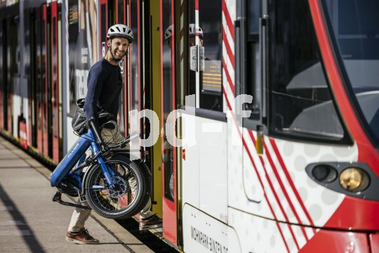 Wer sein Fahrrad so leicht zusammenklappen kann, der hat auch im Öffentlichen Nahverkehr gut lachen.