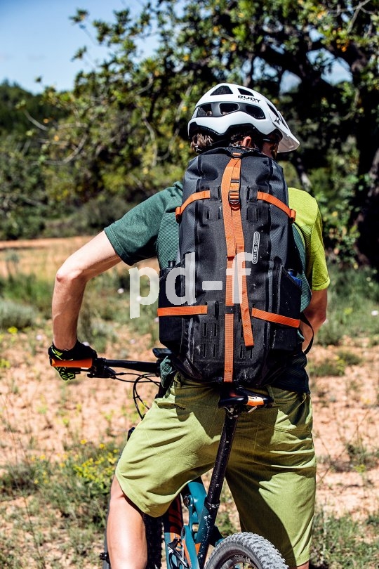 Speziell für Frauen konzipiert ist das Rucksackmodell "Atrack ST" von Ortlieb. Träger und Hüftflossen sind auf die weibliche Anatomie zugeschnitten, die Rückenlänge lässt sich an kürzere Oberkörper anpassen. Gepolsterte Hüftgurte und eine atmungsaktive Rückenauflage erhöhen den Tragekomfort.