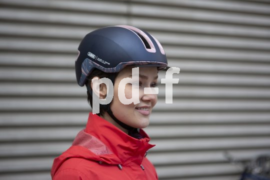 Der Fahrradhelm "Hud-Y" von Abus ist ein modischer Helm für den städtischen Einsatz. Frau mit Fahrradhelm