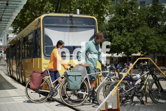 Fahrradabstellmöglichkeiten sollten sicheren Halt und am besten auch Wetterschutz bieten. Und natürlich muss man das Rad anschließen können.