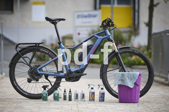 E-Bike mit diversen Reinigungsmitteln