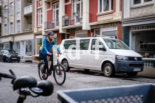 Beim Stadtrad nach wie vor beliebt: aufrechte Sitzposition und tiefer Einstieg. Das gilt auch für E-Bikes bzw. Pedelecs.
