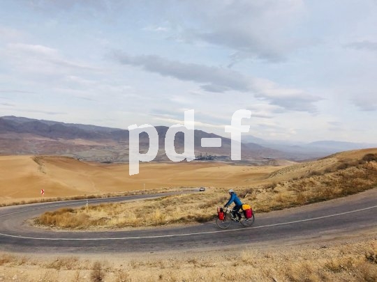 Eine Radreise durch den Iran bietet atemberaubende Perspektiven. Hier genießt Andrea Freiermuth auf ihrer E-Bike-Tour nach China die Weite und Schönheit der Landschaft.