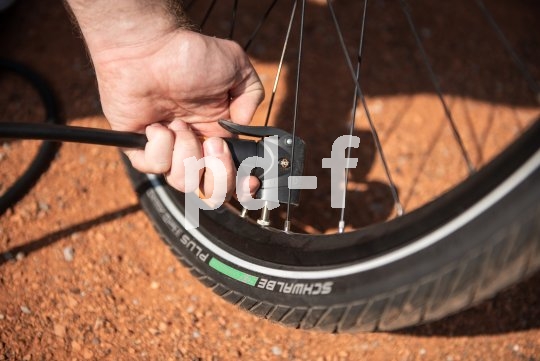 Beim Aufpumpen mithilfe einer Minipumpe ist es sinnvoll, das Rad vorher so zu drehen, dass das Ventil unten steht. So lässt sich die Pumpe nach unten drücken und das unvermeidliche Hin und Her bringt das Fahrrad nicht ins Wanken.