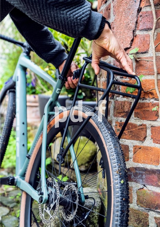 Die Bildunterschrift wird in Bälde eingefügt. Sie können uns aber gern auch per E-Mail oder Telefon kontaktieren, wir helfen gerne weiter. Eine Person montiert einen Gepäckträger mit Schnellverschlüssen an einem Fahrrad.