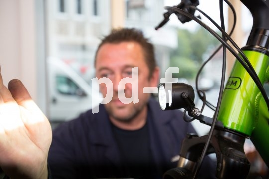 Wer nachts optimal sehen möchte, muss die Lichtleistung seines Scheinwerfers auch optinmal auf die Straße bringen. Die richtige Einstellung des Fahrlichtes ist am Fahrrad so wichtig wie am Auto.