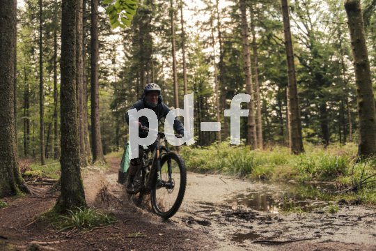 Zugfahrrad und Einspuranhänger bilden ein erstaunlich wendiges, schmales Gespann. Das hat sowohl auf Naturwegen als auch in der Stadt einige Vorteile.