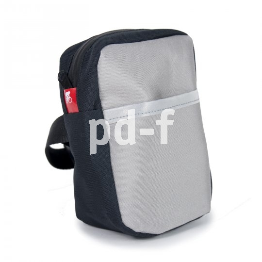Eine pfiffige Radfahrer-Handtasche namens "Komplize" kommt von Accessoire-Spezialist Fahrer Berlin. Sie lässt sich am Lenker, Sattel oder Rahmenrohr befestigen, aber auch am Gürtel oder über der Schulter tragen. Material: recycelte Planen und Polyester aus recycelten PET-Flaschen.