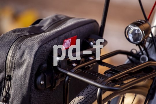 Accessoirespezialist Fahrer Berlin bietet einen schlank bauenden Frontgepäckträger für Fahrräder mit den Laufradgrößen 26- und 28-Zoll an. Er trägt bis zu 15 kg Last. Auch seitliche Gepäcktaschen lassen sich problemlos montieren.