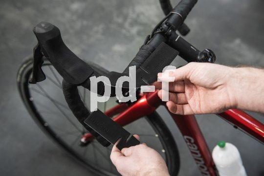 Lenkerband sorgt nicht nur für Grip, es dämpft auch Vibrationen und Schläge durch Unebenheiten auf der Strecke. Verstärken lässt sich diese Dämpfung noch durch die Verwendung von polsternden Unterleg-Pads.