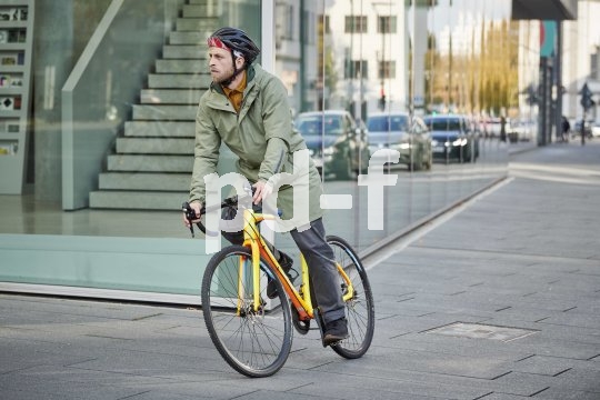 Gute Bekleidung für das Fahrradfahren in den kühleren Monaten ist wind- und wasserdicht, dabei aber atmungsaktiv, und verfügt über ein wärmendes Futter. Idealerweise macht man damit auch ohne Fahrrad eine gute Figur.