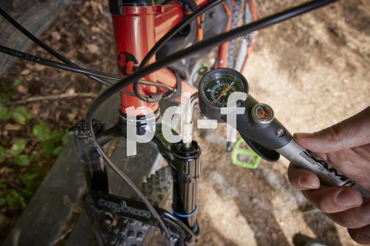 Federgabel mit Dämpferpumpe