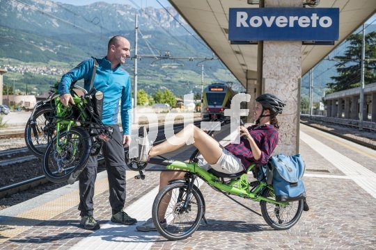 Gefaltet nimmt ein Liegerad überraschend wenig Platz weg und ist sogar relativ einfach zu transportieren.