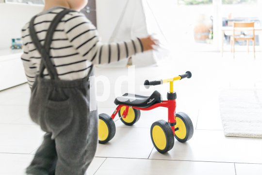 Dieses Kinderfahrzeug belässt die Beine der Kleinen beim Fahren in einer natürlicheren Haltung als die verbreiteten Rutschautos.