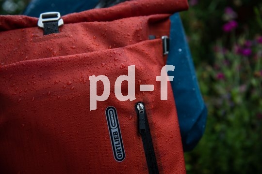 Dieser wasserdichte Rucksack ist gleichzeitig eine Packtasche für die Montage am Gepäckträger.
