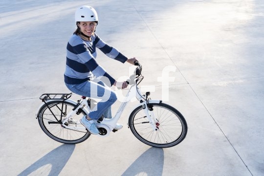 Niedriger Einstieg, aufrechte Sitzposition: So sieht heute ein E-Bike für den Alltagsgebrauch in der Stadt aus.