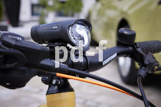 Akku-Leuchte an Kinderfahrrad