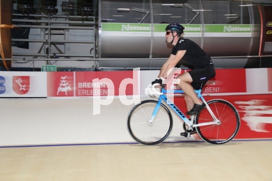 Im Bahnradsport gibt es viele Disziplinen. Die Bahnen selbst sind oval, haben überhöhte Kurven und sind meist überdacht.