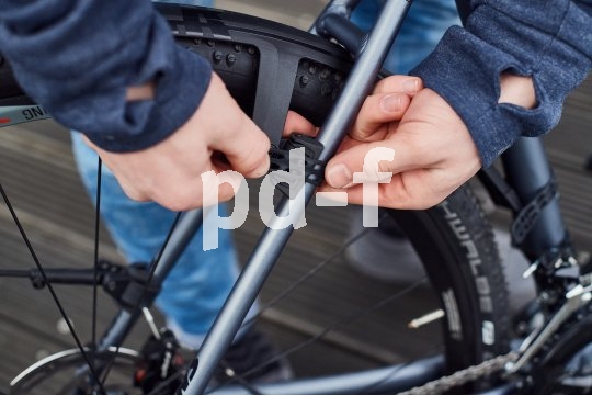 Gravelbikes und Cyclocross-Räder brauchen einen Spritzschutz, wenn Wetter und Gelände es verlangen. Aber nicht, wenn die Sonne scheint! Spezialist SKS bietet mit dem "Speedrocker" ein leicht an- und abmontierbares Set für alle Breitreifen-Rennräder.