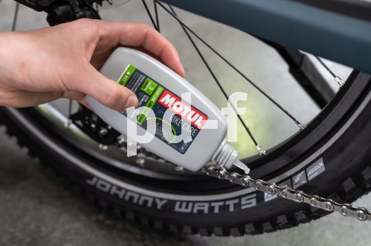 Pflegemittel auf Fahrradkette