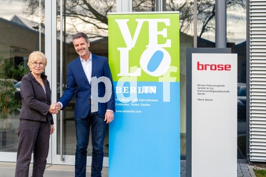 ?VELOBerlin 2020. Presented by Brose.? Brose wird exklusiver Hauptsponsor der VELOBerlin 2020. Ulrike Saade (CEO Velokonzept), Dr.-Ing. Thomas Leicht (Leiter Brose Antriebstechnik)