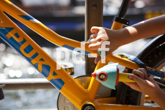 Der gemeine Fahrraddieb schreckt nicht davor zurück, ein Kind zu bestehlen - früh übt sich also, wer lange etwas von seinem neuen Rad haben will...