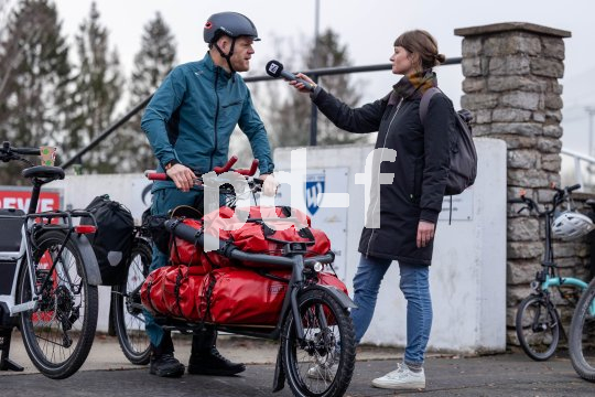 Ein Jahr lang "unterwegs" leben und arbeiten - mit dem Fahrrad. Nicht nur Wohnmobilisten stellen da Fragen.
