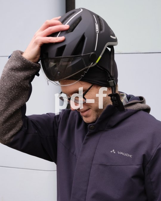 Damit die Mütze drunterpasst muss der Helm neu eungestellt werden. Die kleine Mühe lohnt sich.