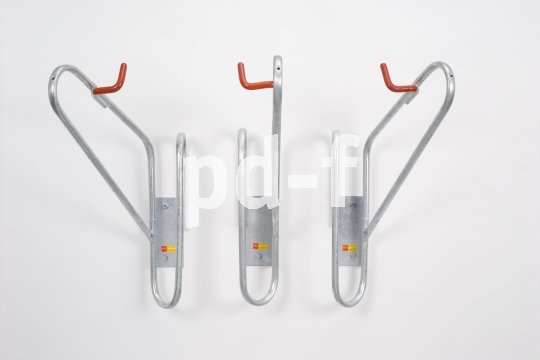 An die Wand geschraubter Fahrradhalter verringern die Stolpergefahr vorm Haus oder im Keller und nehmen wenig Platz weg.