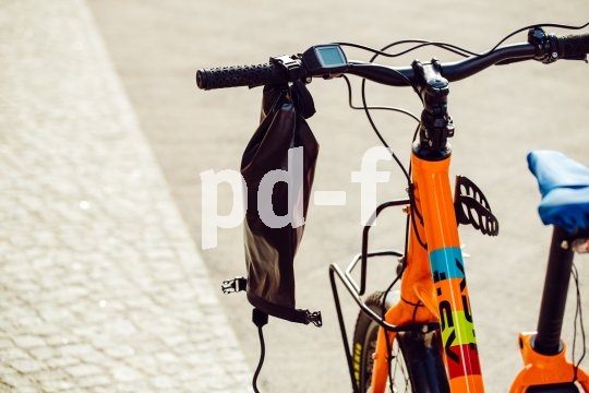 Accessoire-Spezialist Fahrer Berlin bringt mit der "Charger Bag" eine regen- und schmutzresistente Ladegerät-Tasche auf den Markt. Sie erleichtert das Akkuladen an öffentlichen Ladestationen, die selten überdacht sind.