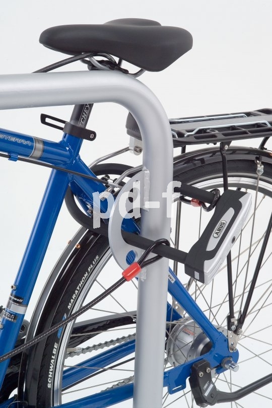 Das an den Haltebügel angeschweißte Blech sorgt dafür, dass das Fahrradschloss nicht herunterrutschen kann und leicht erreichbar bleibt.