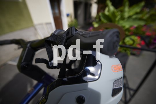 Fahrradhelm hängt an Fahrradlenker