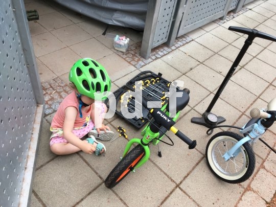 Hier schraubt die Fahrerin noch selbst.