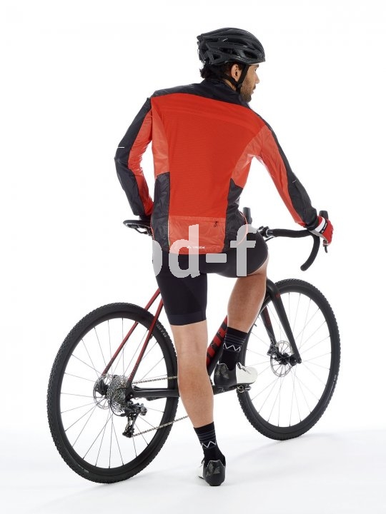 Gute Passform und langer Rücken sind wichtige Eigenschaften einer Regenjacke für Radsportler.